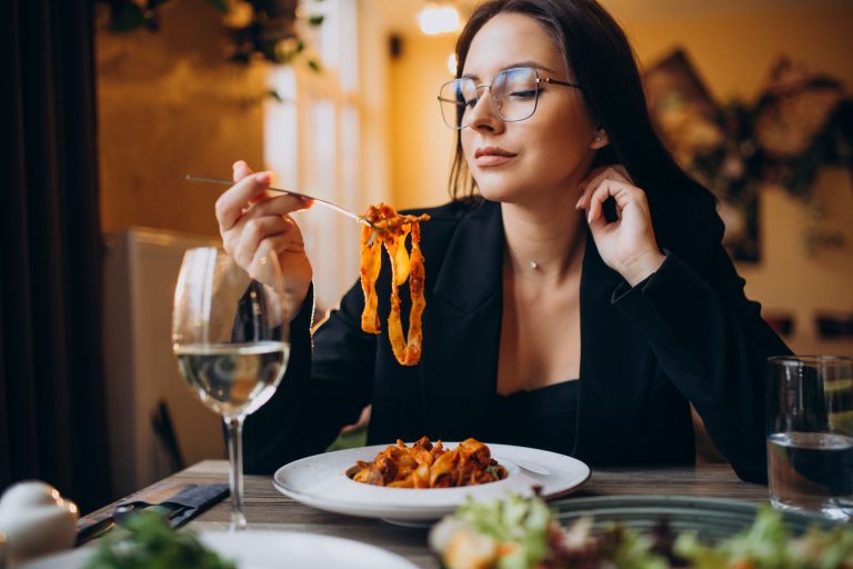 Не дайте еде испортить ваш сон: 5 продуктов, которые могут вызвать изжогу и вздутие живота