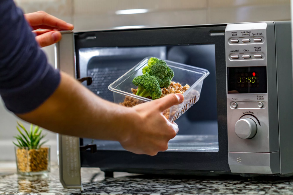 5 продуктов, которые не стоит разогревать в микроволновке