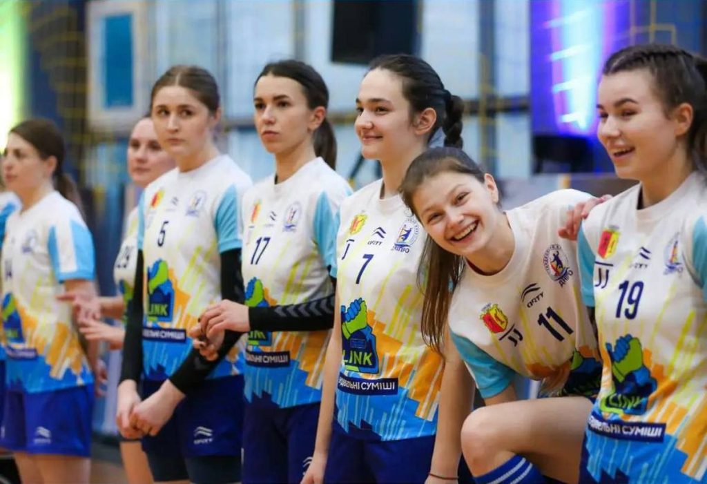 Спортсменки Каменского заняли 2 место на чемпионате Украины по гандболу