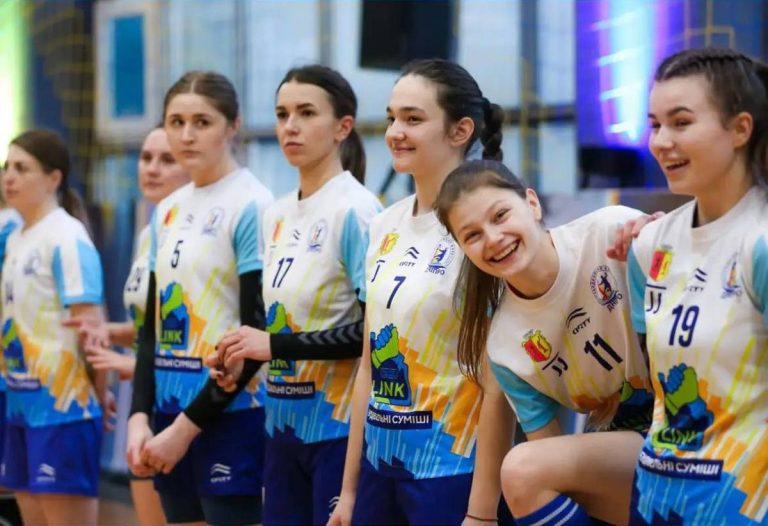 Спортсменки Каменского заняли 2 место на чемпионате Украины по гандболу