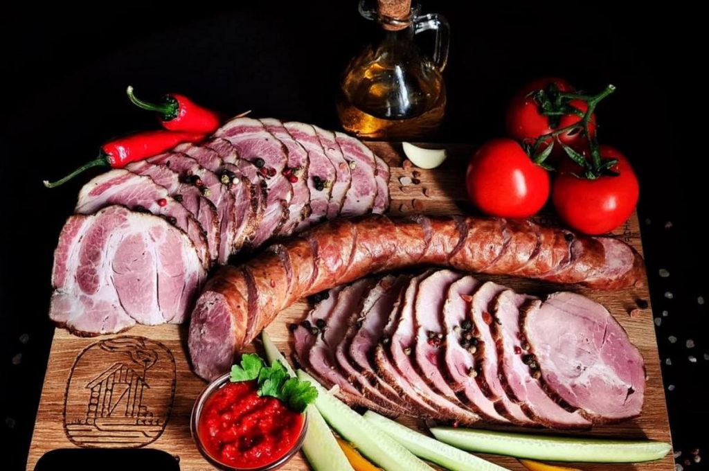 Можно ли есть копчености: диетолог рассказала о самых полезных мясных нарезках