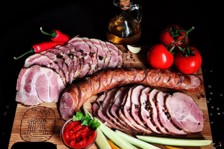 Можно ли есть копчености: диетолог рассказала о самых полезных мясных нарезках