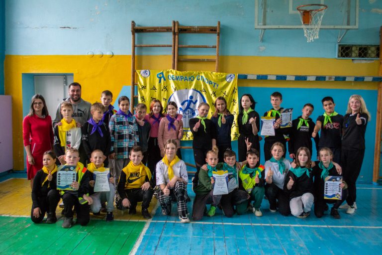 Школярі Камʼянського змагалися в естафетах “Спортивними бути модно”