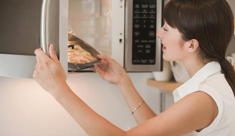 Ни в коем случае не готовьте эти продукты в микроволновке: эксперты предупреждают об опасности отравления