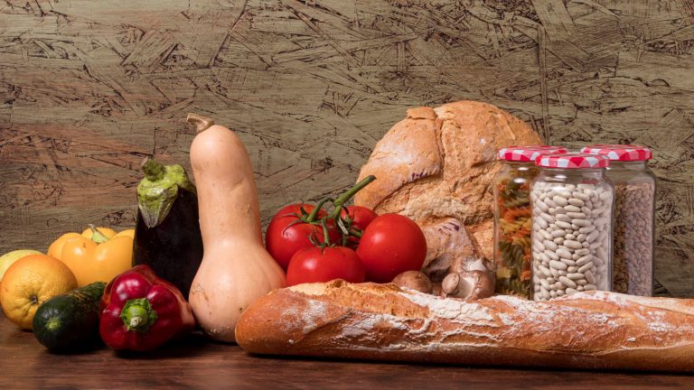 Не поспішайте викидати ці залишки продуктів: їм можна дати друге життя