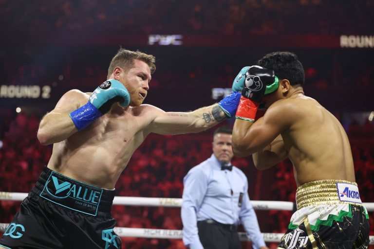 Альварес победил Мунгию и сохранил звание абсолютного чемпиона во втором среднем весе