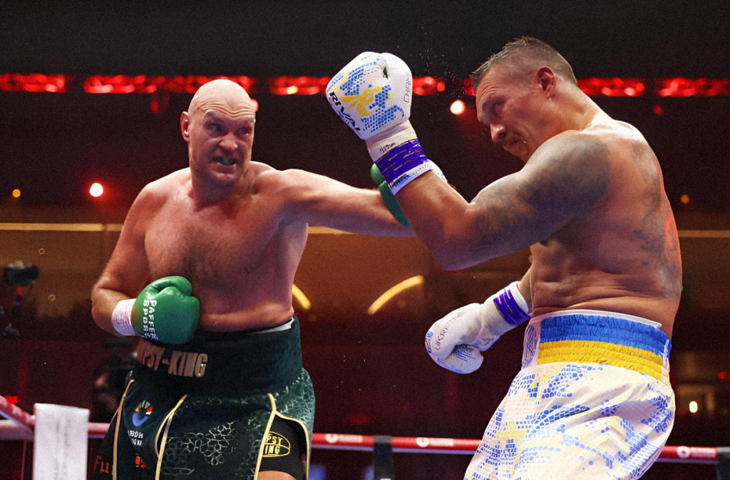 Олександр Усик здолав Ф’юрі у запеклому бою та став абсолютним чемпіоном світу у хевівейті