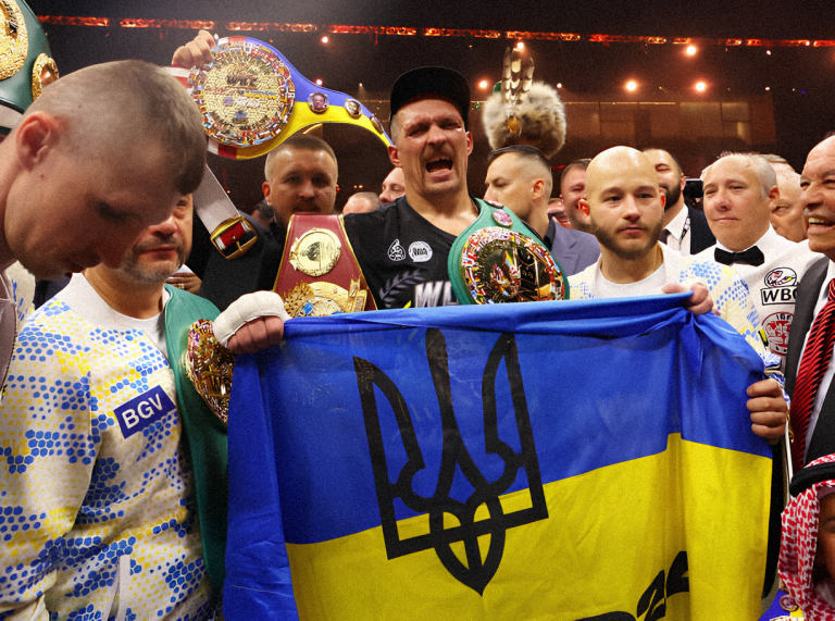 Емоційна перемога: Усик присвятив свій титул чемпіона світу Україні та її захинсикам (відео)