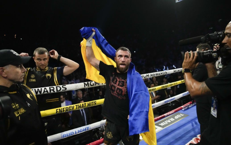 Василь Ломаченко впевнено нокаутував Джорджа Камбососа та став чемпіоном світу за версією IBF у легкій вазі