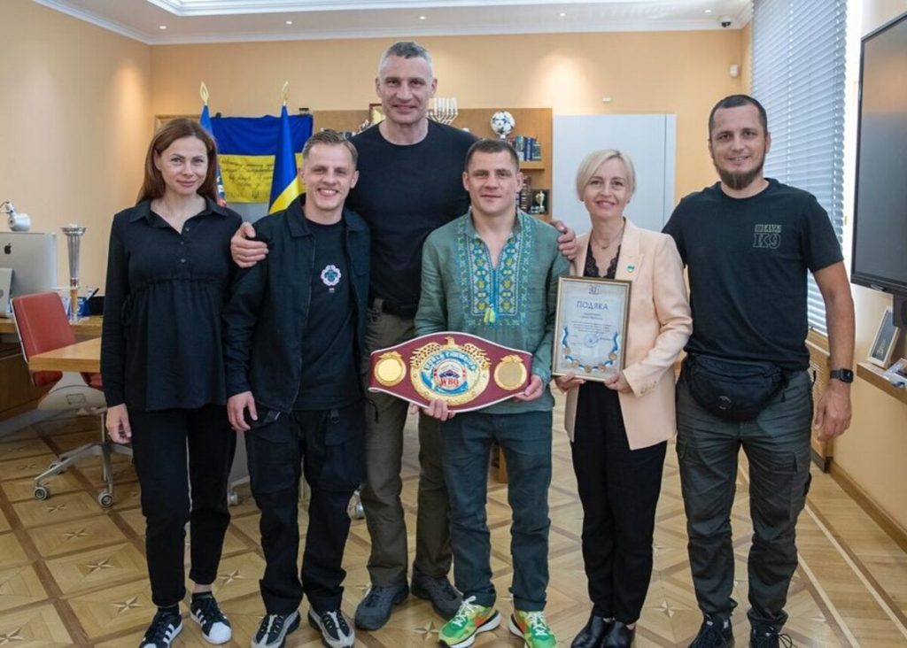 Володар титулу WBO у легкій вазі Денис Берінчик зустрівся з Віталієм Кличком