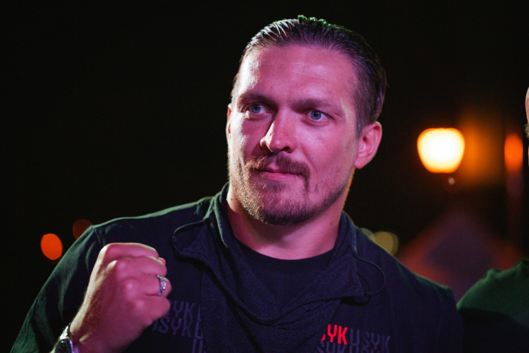 Усик відмовився від пояса за версією IBF