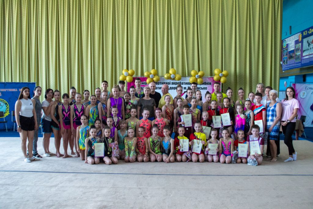 Сильні, гнучкі та вмілі: У Камʼянському пройшов чемпіонат міста зі спортивної акробатики