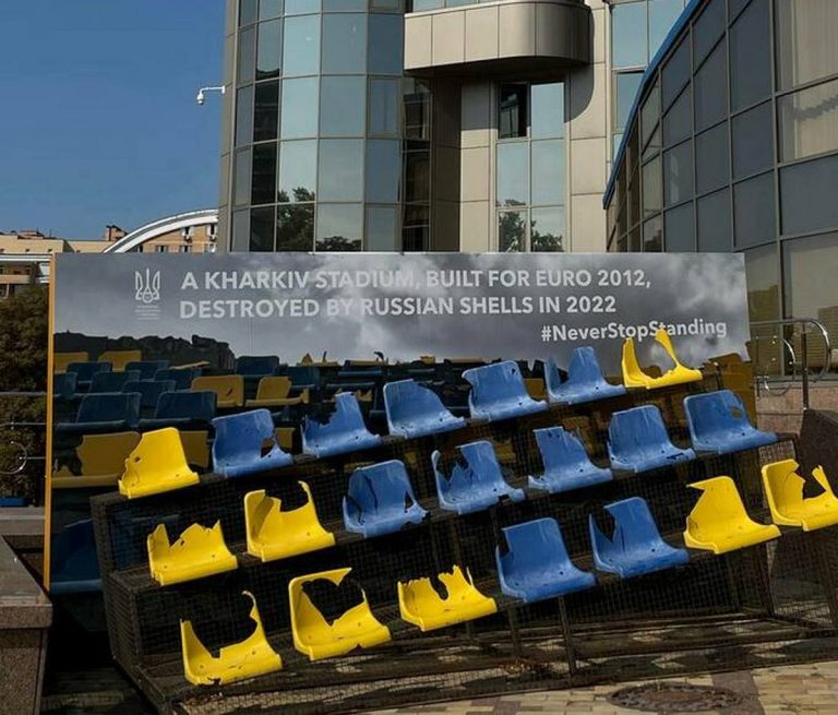 “Наша гра триває”: до України повернулася зруйнована трибуна харківського стадіону
