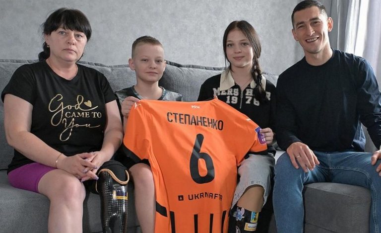 Капітан “Шахтаря” завітав на новосілля до родини, яка постраждала від російського ракетного удару по вокзалу в Краматорську