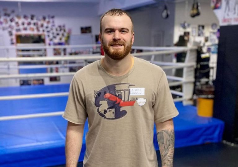 Украинский боксер Цотне Рогава завоевал титул WBC, победив Александра Флореса