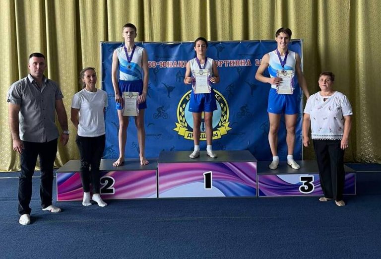 В Каменском прошел чемпионат города по прыжкам на акробатической дорожке