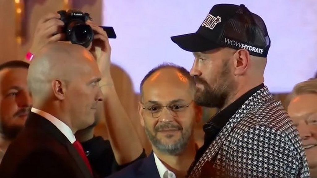 В этот раз смотрел в глаза: Усик и Фьюри провели битву взглядов (видео)