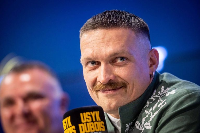 “Забирає багато часу”: Усик розповів від чого відмовився під час підготовки до бою-реваншу з Ф’юрі