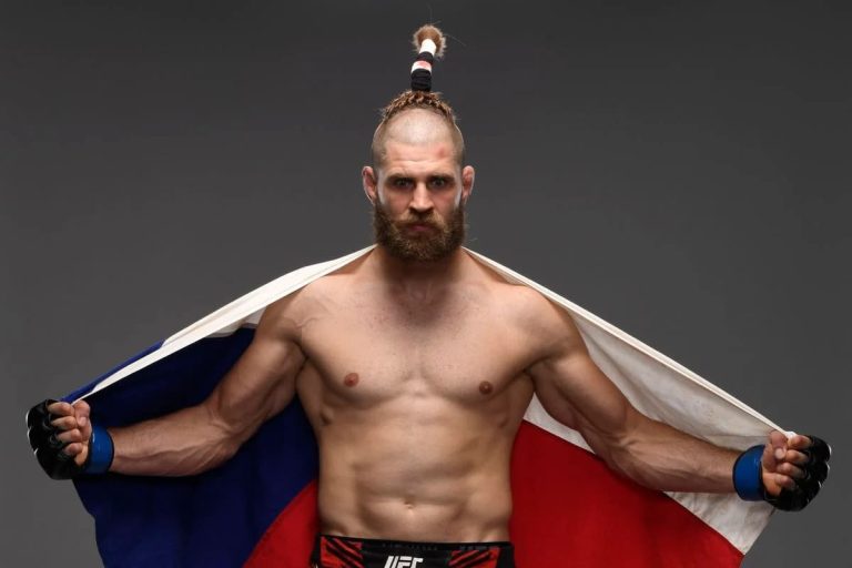Экс-чемпионы Прохазка и Хилл проведут бой на турнире UFC 311
