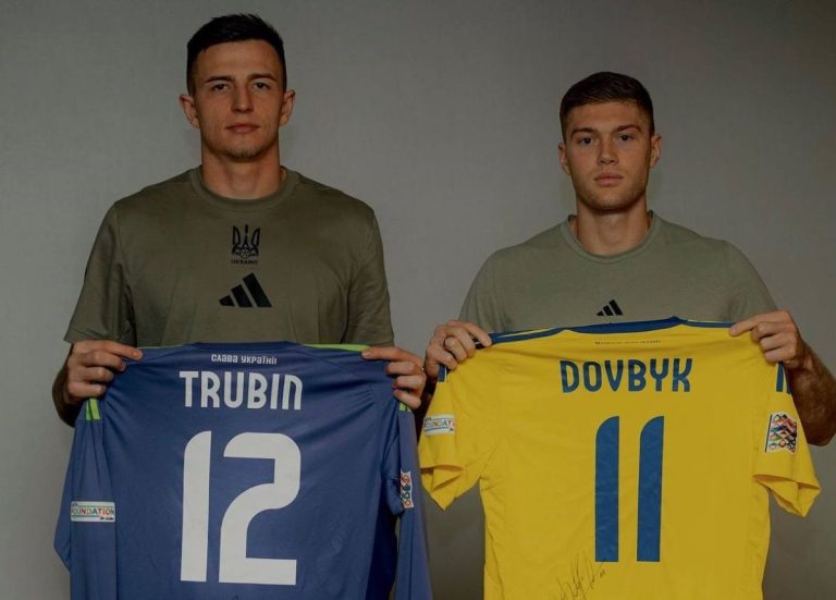 Анатолий Трубин и Артем Довбик разыграют свои игровые футболки с подписью