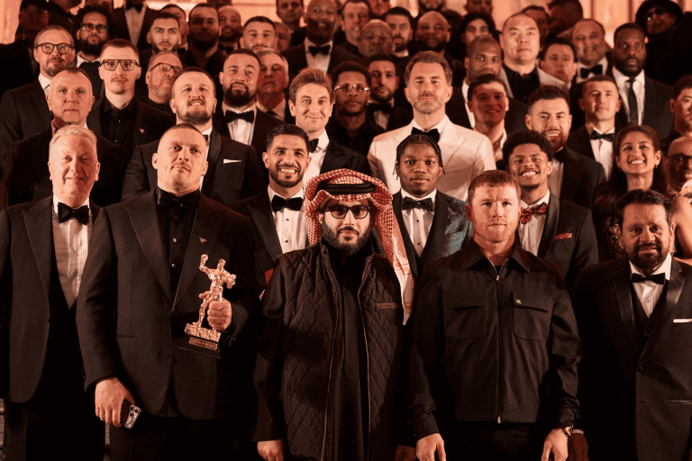 Александр Усик получил три награды на церемонии The Ring Awards в Лондоне