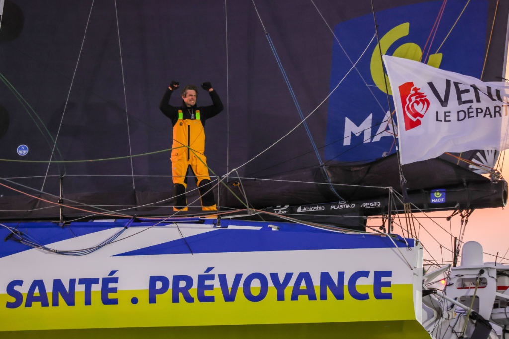 Французский яхтсмен одержал победу и установил новый мировой рекорд на Vendee Globe-2024/25