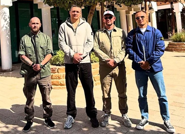 Усик прибув до Саудівської Аравії на вечір боксу