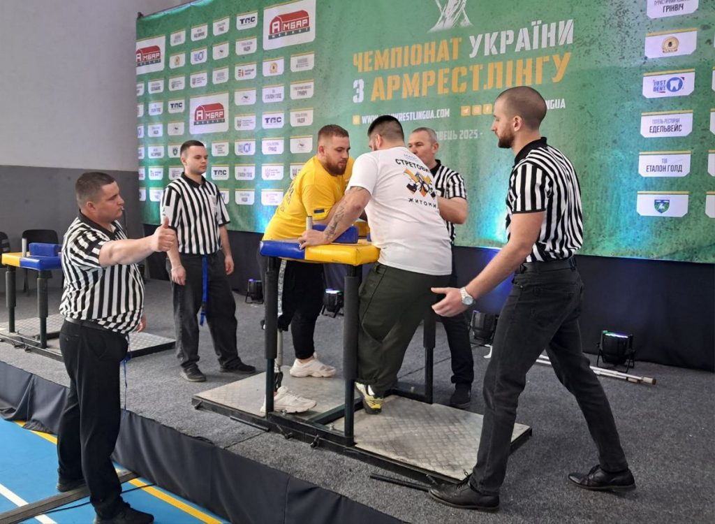 Каменчане завоевали 14 медалей на чемпионате Украины по армрестлингу