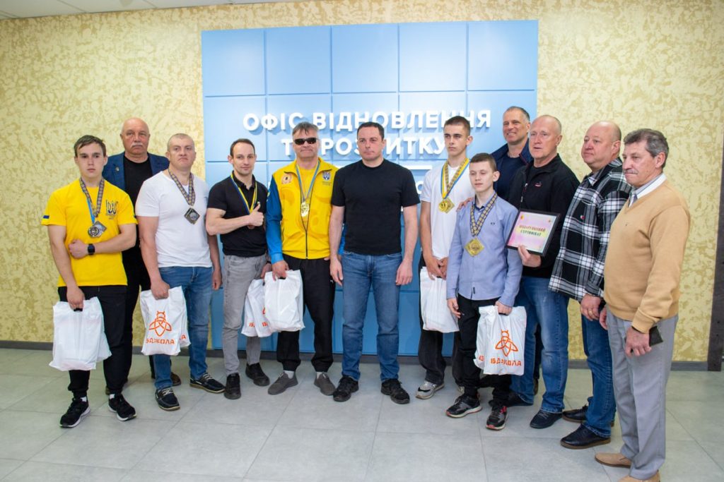 В Каменском поздравили чемпионов Украины по армреслингу