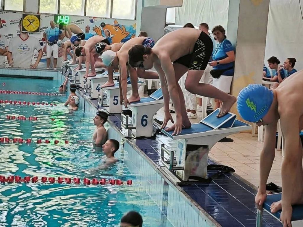 Каменские пловцы завоевали 47 наград кубка по плаванию Swim Sharks