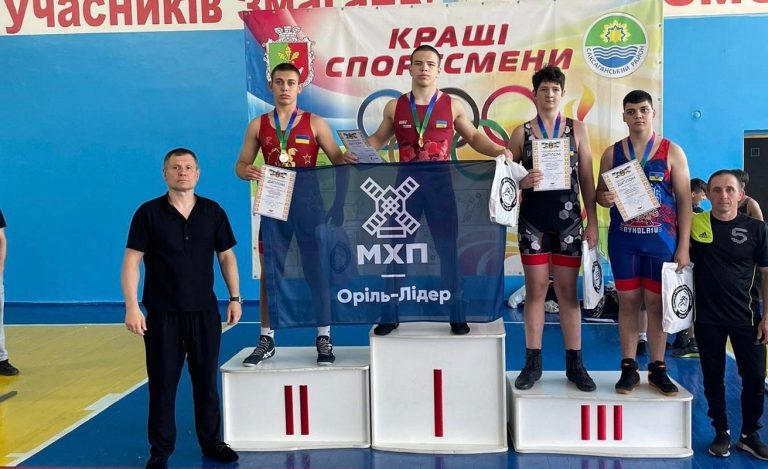 Борці Кам’янського вибороли сім медалей на чемпіонаті у Кривому Розі