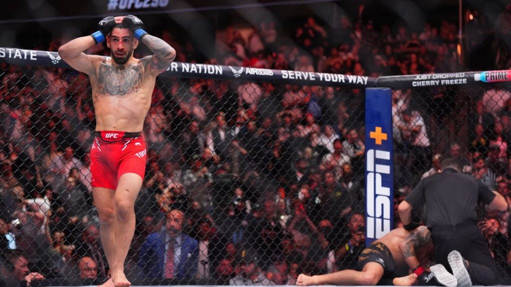 Ілія Топурія здобув титул UFC в легкій вазі та встановив унікальне досягнення в історії (відео)