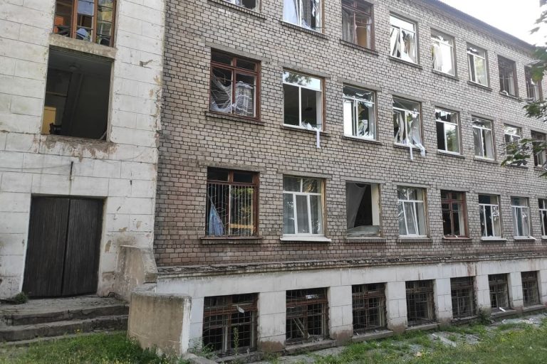 Вибухи понівечили спортзал ліцею №31 у Камʼянському: тренер розповів про масштаби руйнувань