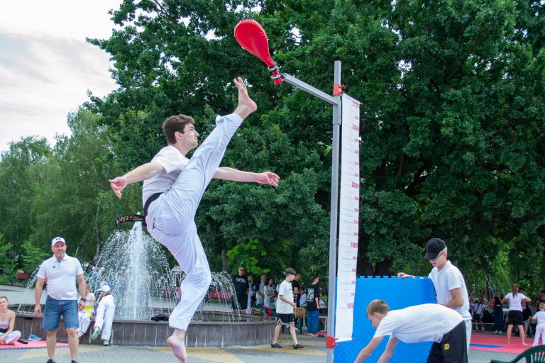 Спорт, солнце и песок: в Каменском состоялся открытый чемпионат по пляжному тхэквондо