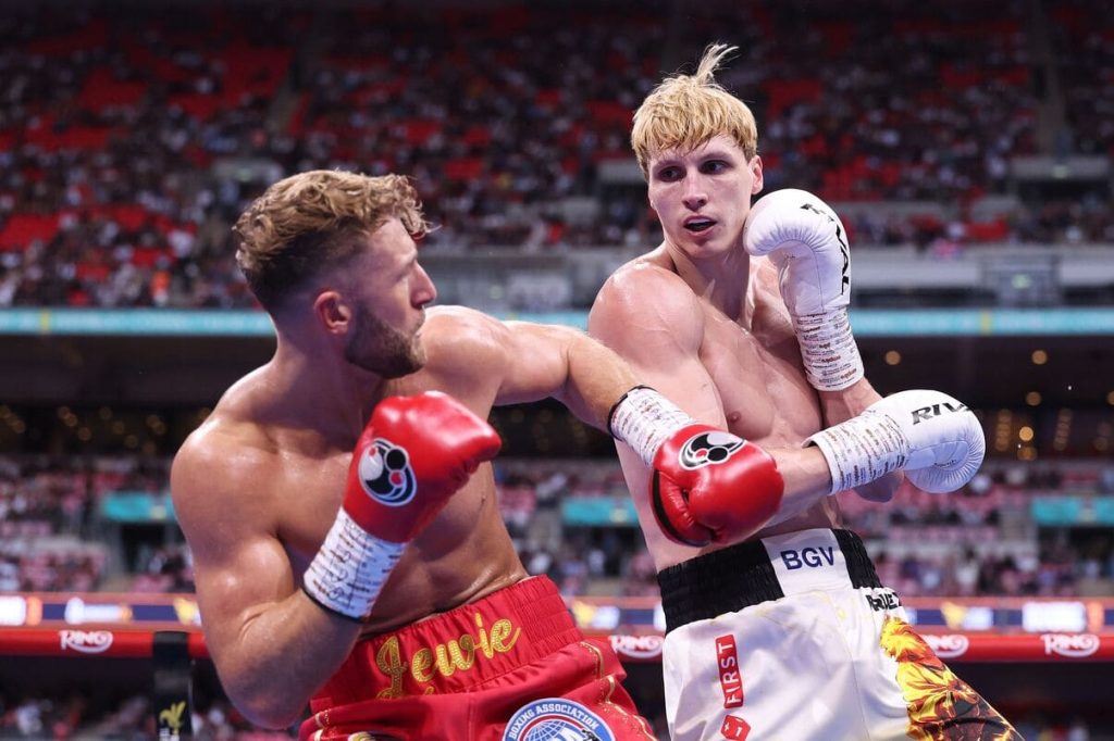 Даниэль Лапин победил Льюиса Эдмондсона и защитил титул IBF International
