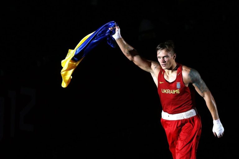 Александр Усик вошел в топ-10 лучших хэвивейтов в истории по версии DAZN
