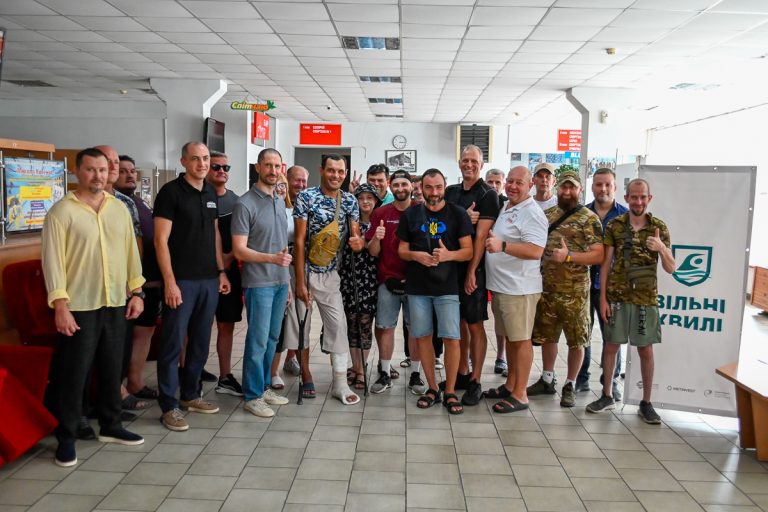 «Вільні хвилі»: в Каменском стартовал проект по спортивной реабилитации через плавание для раненых военнослужащих