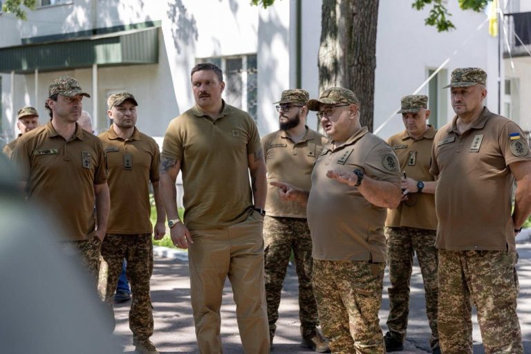 Олександр Усик завітав до медичного центру Нацгвардії