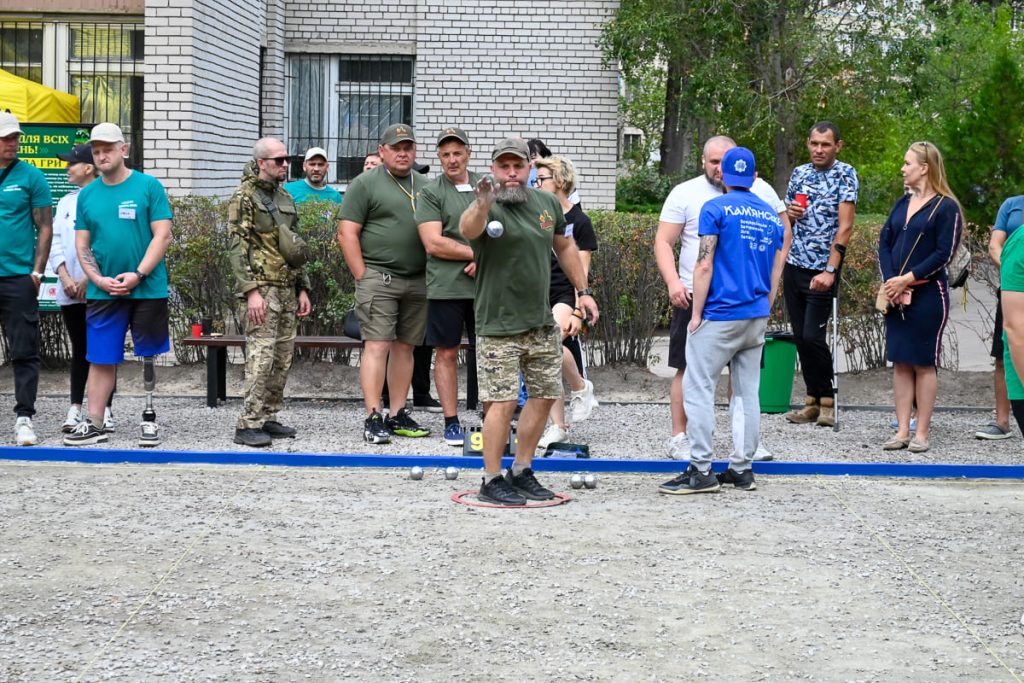 Кулі замість зброї: у Кам’янському відбувся турнір з петанку для ветеранів