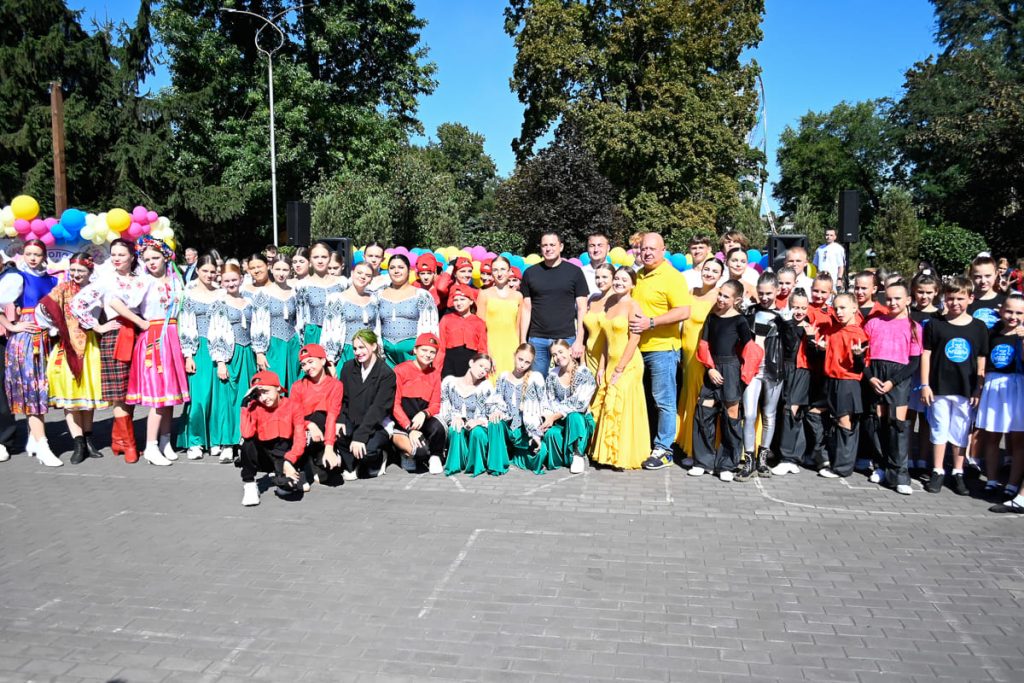 “Dance fest – 2025”: у Кам’янському відзначили День міста та День фізичної культури і спорту запальними танцями