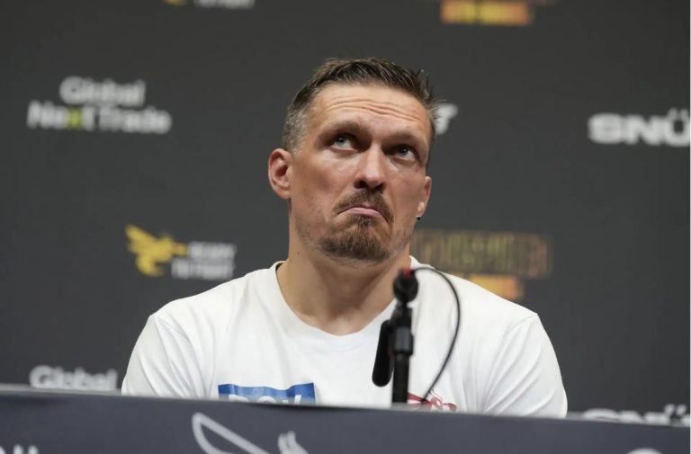 Александр Усик анонсировал возвращение на ринг в следующем году