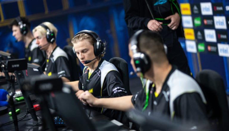 NAVI обыграли Imperial на старте Thunderpick World Championship 2025