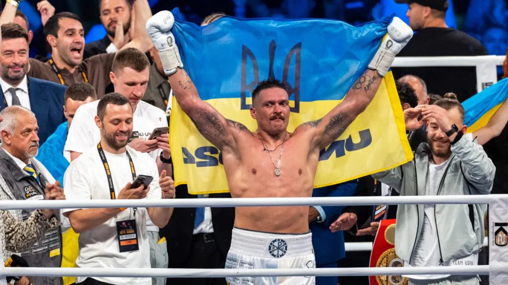Усик отказался от всех чемпионских поясов в супертяжелом весе