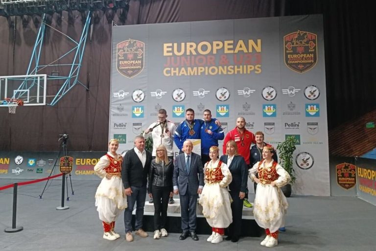Українець Данило Чиняков виборов три “золота” на чемпіонаті Європи з важкої атлетики