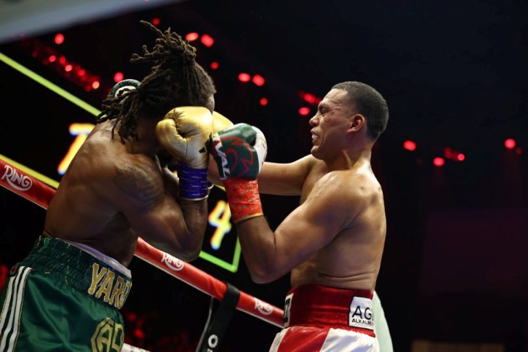 Бенавидес досрочно победил Ярда и сохранил пояс WBC в полутяжелом весе (видео)