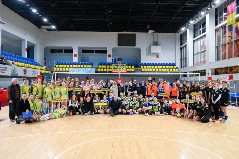 У Кам’янському стартував відкритий турнір ДЮСШ №2 з волейболу до Дня Соборності України