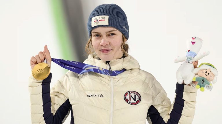 Норвежка Стрьом стала олимпийской чемпионкой в прыжках на лыжах с большого трамплина
