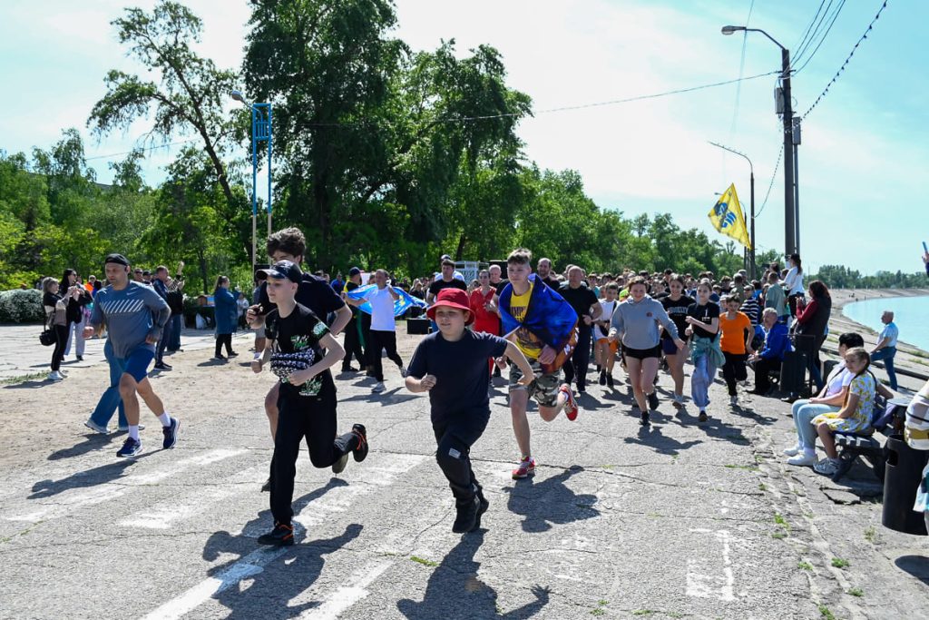Спорт, единство и поддержка ВСУ: в Каменском прошел легкоатлетический забег «Вместе к Победе»