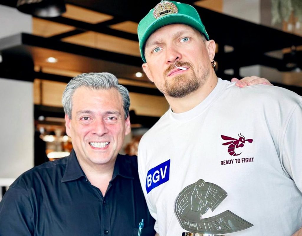 Усик в Египте встретился с президентом WBC и примерил пояс «Король Нила»