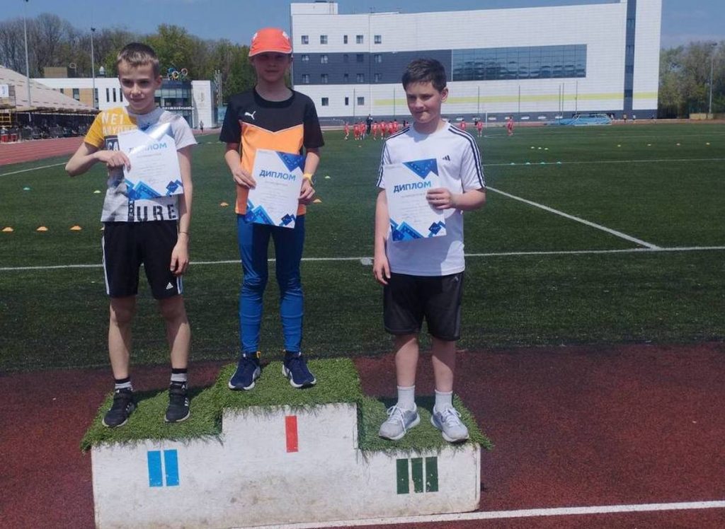 Легкоатлеты Каменского завоевали награды на чемпионате области